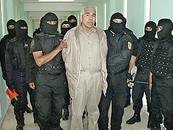 Rafael Caro Quintero —en imagen de enero de 2005 en el penal de Puente Grande, Jalisco (a la derecha)—  fue dejado en libertad la madrugada de ayer, al otorgársele un amparo federal, tras 28 años de prisión.