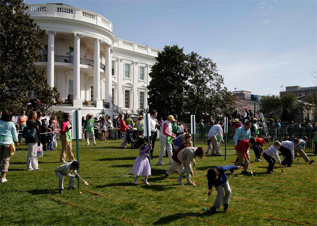 Fiesta presidencial. El presidente de EU, Barack Obama, y su familia fueron anfitriones este lunes la tradicional carrera de los Huevos de Pascua, que se efectúa cada año en la Casa Blanca.