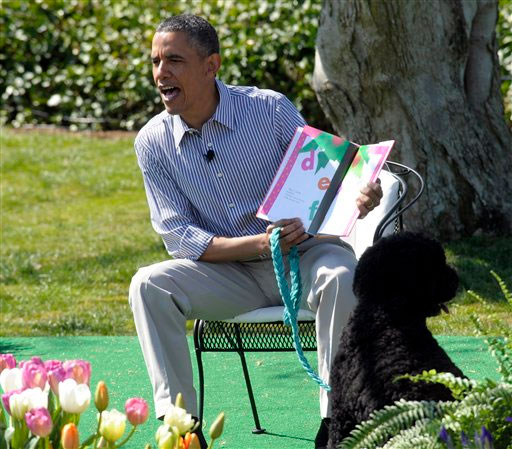 El mandatario leyó un libro infantil en el Jardín Sur de la mansión presidencial.