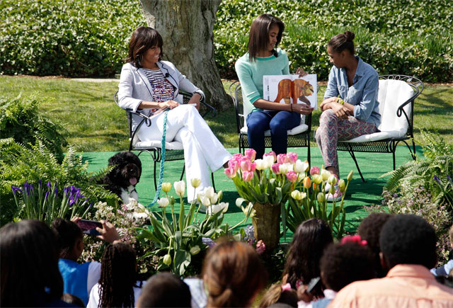 Su esposa Michelle y sus hijas Sasha y Malia también participaron en actividades de lectura.