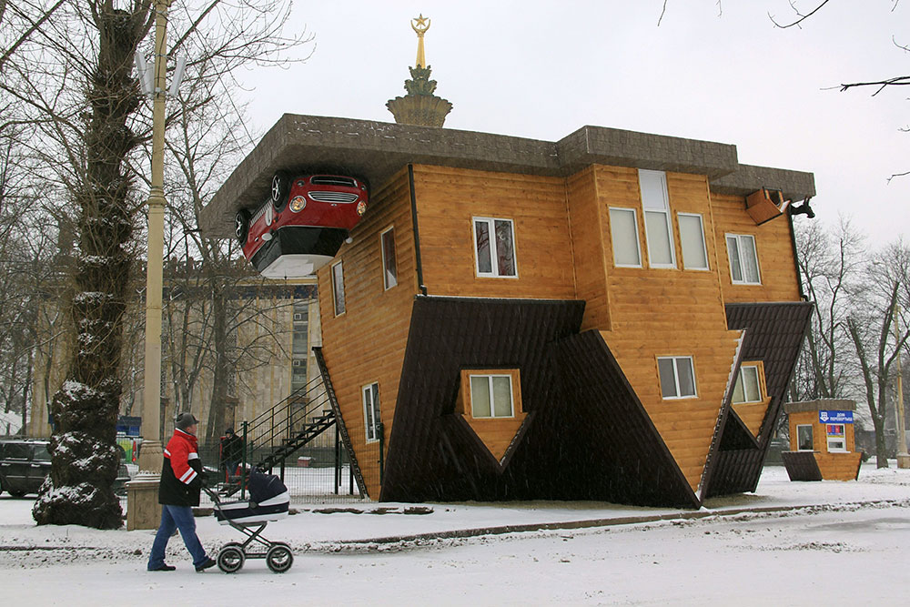 Una casa "invertida", con el tejado clavado en la nieve que cubre el principal centro de exposiciones de Moscú, se convirtió en una atracción turística.