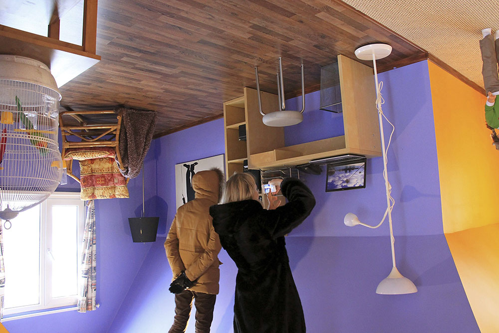 La vivienda, de madera y con un tejado a dos aguas, tiene dos pisos que cuentan con una habitación para niños, un salón, un comedor, un dormitorio y un cuarto de baño.
