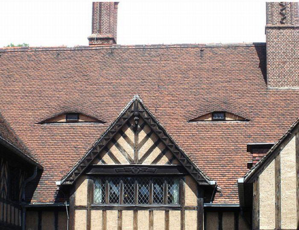 "No en esta casa". Una construcción que pareciera estar molesta. "No en esta casa". Una construcción que pareciera estar molesta.
