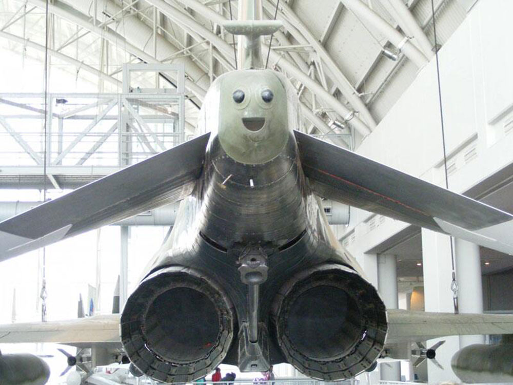 "Mira mamá, estoy volando". Un avión visto por detrás que luce 'contento'. "Mira mamá, estoy volando". Un avión visto por detrás que luce 'contento'.