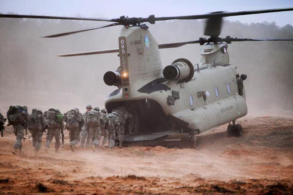 "Helicóptero hambriento". Una aeronave come soldados. "Helicóptero hambriento". Una aeronave come soldados.