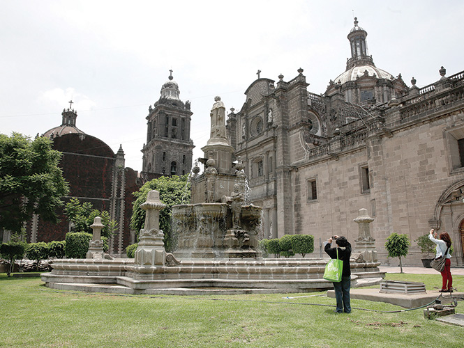 Desde su construcción en 1570 hasta hoy, la Catedral Metropolitana no ha dejado de tener reparaciones por el constante movimiento del suelo capitalino. Es el único edificio en el continente que lleva 500 años en obra.