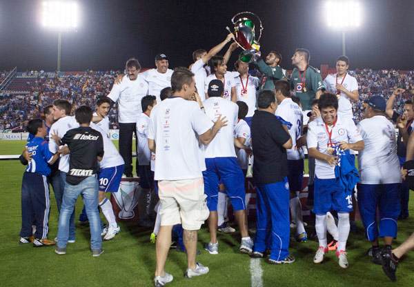 El festejo de la plantilla cementera tras recibir la Copa MX. (Mexsport)