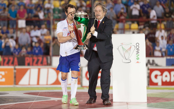 Decio de María entrega el trofeo al capitán azul. (Mexsport)