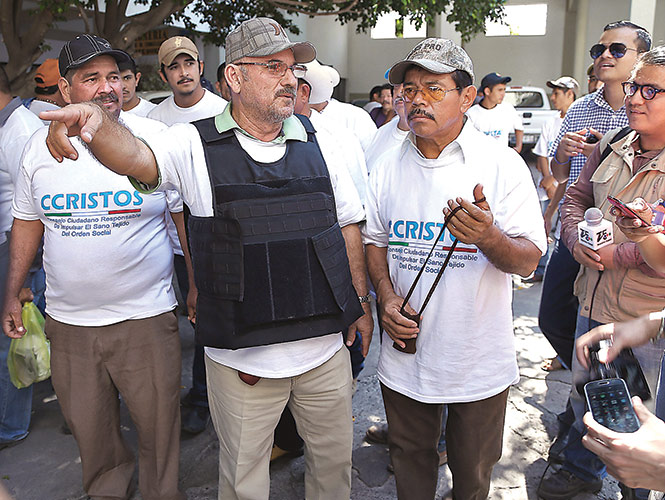 El investigador Elio Masferrer consideró que esas camisetas muestran una connotación religiosa, porque al mismo tiempo que arriesgan la vida, en caso de que mueran, piensan en tener una vida mejor. En la imagen, Hipólito Mora. Foto: AFP