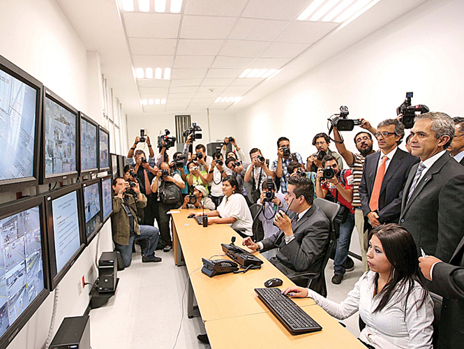 El jefe de Gobierno supervisó las instalaciones de videovigilancia. El jefe de Gobierno supervisó las instalaciones de videovigilancia.