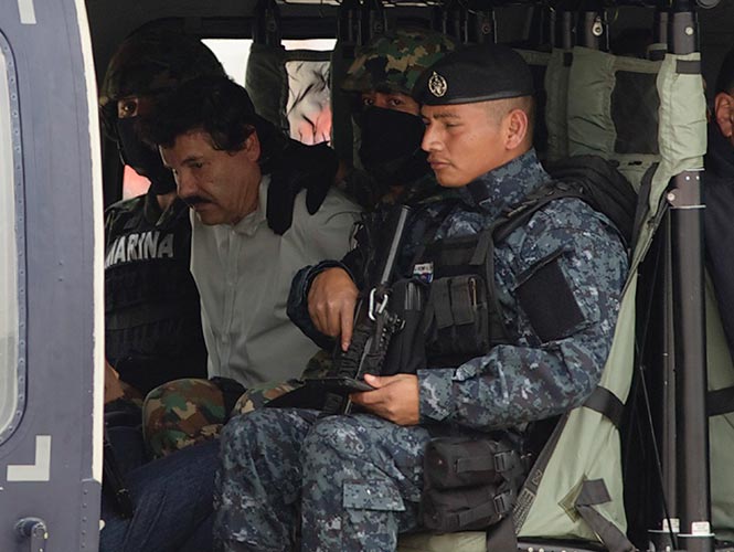 Joaquín Guzmán Loera custodiado por efectivos de la Marina (AP)
