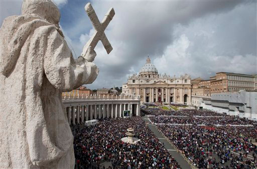 La multitud se congregó en la Plaza de San Pedro y en las calles circundantes.