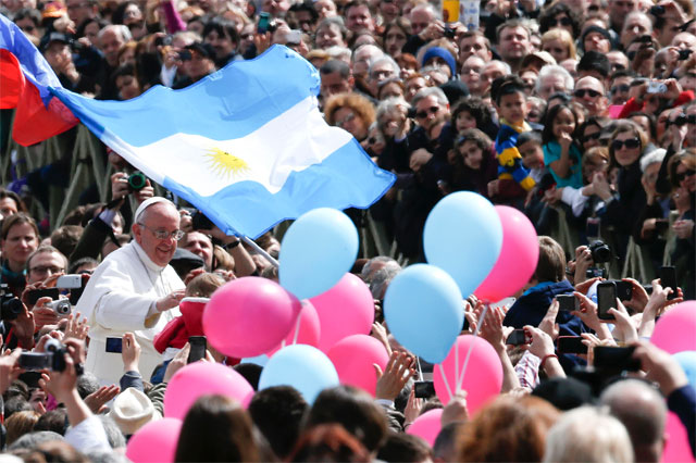 Francisco hizo un recorrido breve en el papamóvil, besando a bebés y acariciando niños en la cabeza.