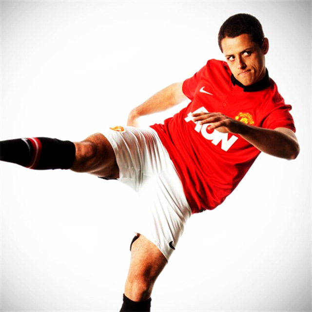 Javier Hernández luce la nueva indumentaria del Manchester United (Cortesía Manchester United) Javier Hernández luce la nueva indumentaria del Manchester United (Cortesía Manchester United)