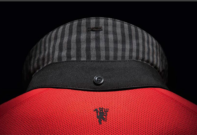 La nueva playera vuelve a poner de relieve el cuello negro La nueva playera vuelve a poner de relieve el cuello negro