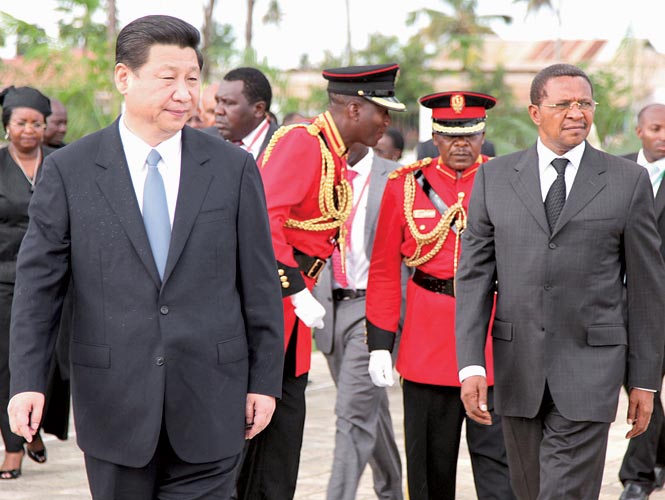 El presidente chino, Xi Jinping (izq.), está en plena gira por África. Foto: AFP