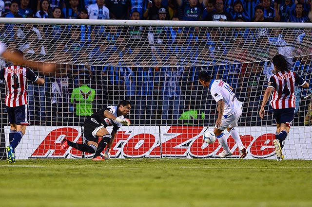 Esteban Paredes culminó una pared con Mario Osuna para el 2-0 (Mexsport) Esteban Paredes culminó una pared con Mario Osuna para el 2-0 (Mexsport)
