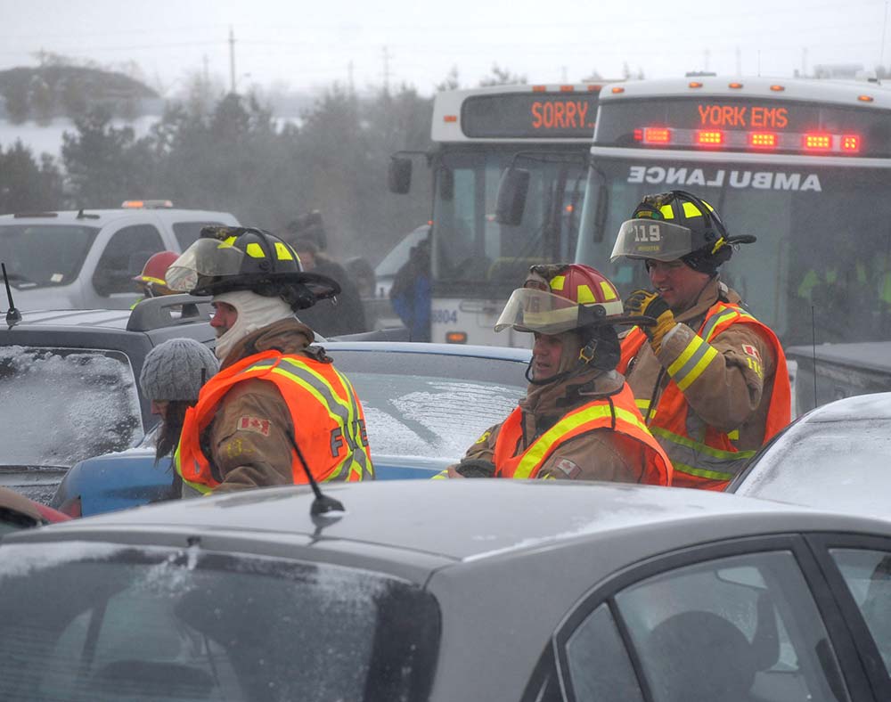 Alrededor de 100 vehículos se vieron implicados hoy en un accidente múltiple en una de las principales autopistas de Toronto debido a una repentina tormenta de nieve Alrededor de 100 vehículos se vieron implicados hoy en un accidente múltiple en una de las principales autopistas de Toronto debido a una repentina tormenta de nieve