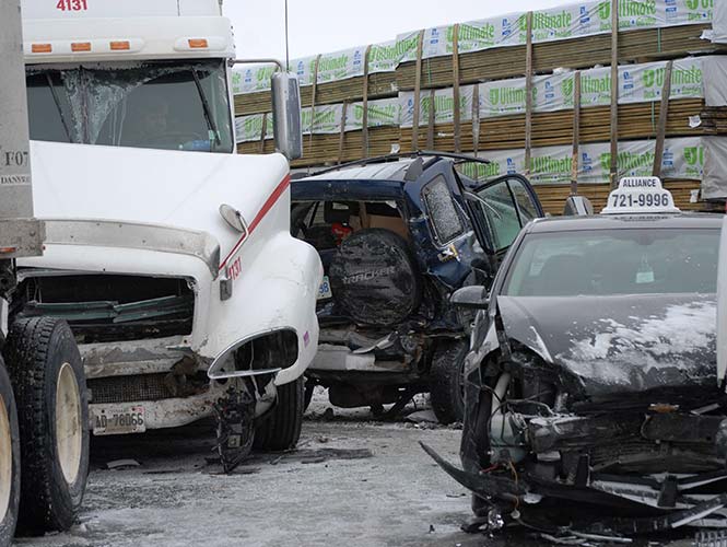 Alrededor de 100 vehículos se vieron implicados hoy en un accidente múltiple en una de las principales autopistas de Toronto debido a una repentina tormenta de nieve Alrededor de 100 vehículos se vieron implicados hoy en un accidente múltiple en una de las principales autopistas de Toronto debido a una repentina tormenta de nieve