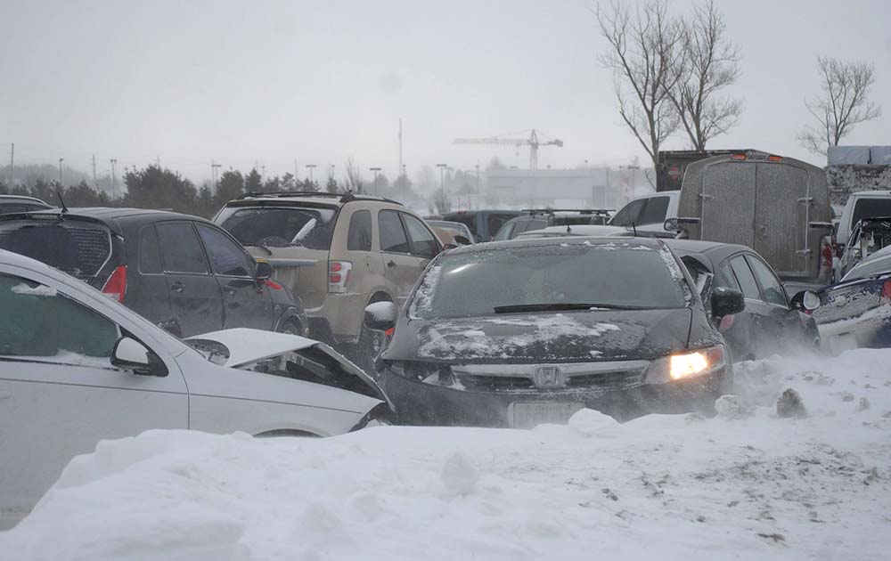 Alrededor de 100 vehículos se vieron implicados hoy en un accidente múltiple en una de las principales autopistas de Toronto debido a una repentina tormenta de nieve Alrededor de 100 vehículos se vieron implicados hoy en un accidente múltiple en una de las principales autopistas de Toronto debido a una repentina tormenta de nieve