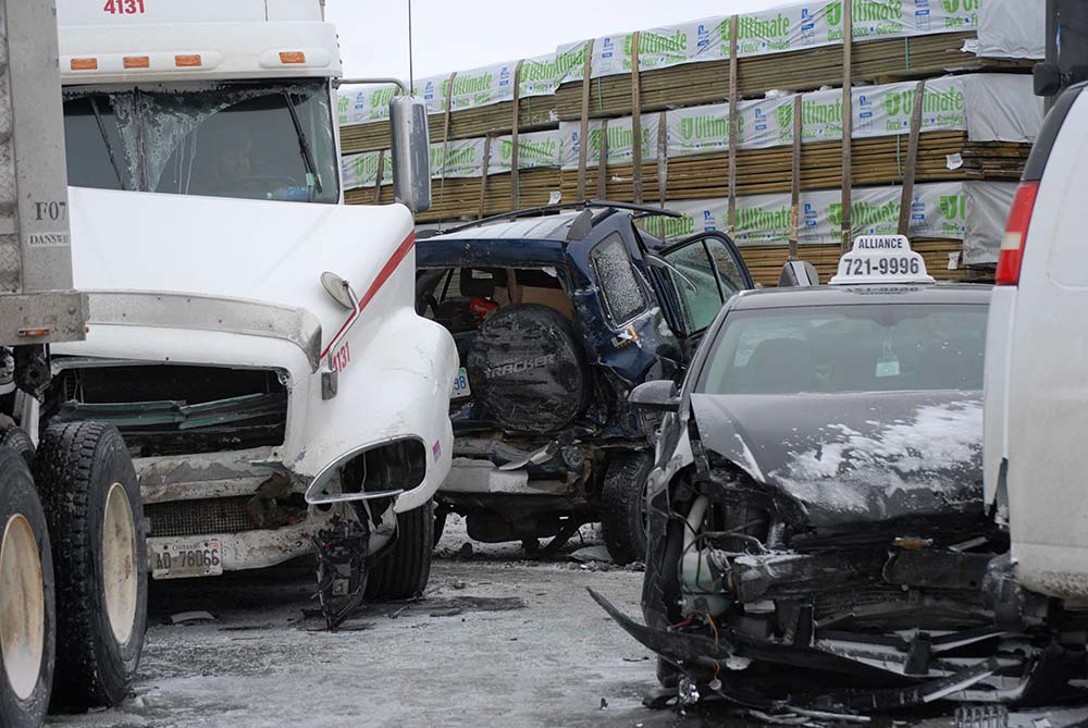 Alrededor de 100 vehículos se vieron implicados hoy en un accidente múltiple en una de las principales autopistas de Toronto debido a una repentina tormenta de nieve Alrededor de 100 vehículos se vieron implicados hoy en un accidente múltiple en una de las principales autopistas de Toronto debido a una repentina tormenta de nieve