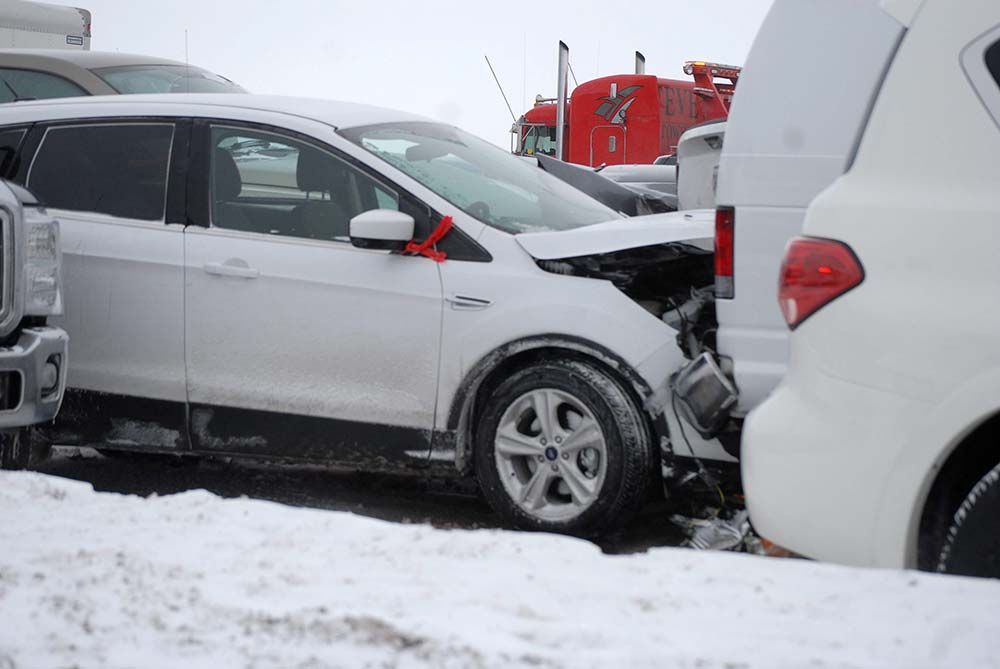 Alrededor de 100 vehículos se vieron implicados hoy en un accidente múltiple en una de las principales autopistas de Toronto debido a una repentina tormenta de nieve Alrededor de 100 vehículos se vieron implicados hoy en un accidente múltiple en una de las principales autopistas de Toronto debido a una repentina tormenta de nieve
