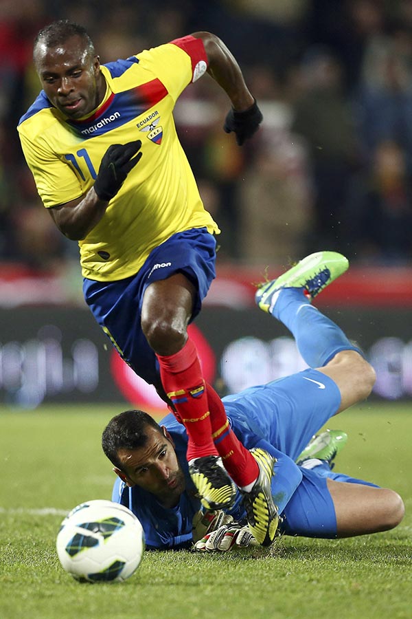 "Chucho" conduce el balón en el partido amistoso entre Ecuador y Portugal del 6 de febrero de 2013 (EFE) "Chucho" conduce el balón en el partido amistoso entre Ecuador y Portugal del 6 de febrero de 2013 (EFE)