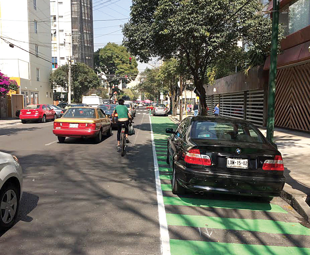 Algunos vecinos externaron su oposición a las ciciovías, sobre todo por la reducción en lugares de estacionamiento en vía pública.