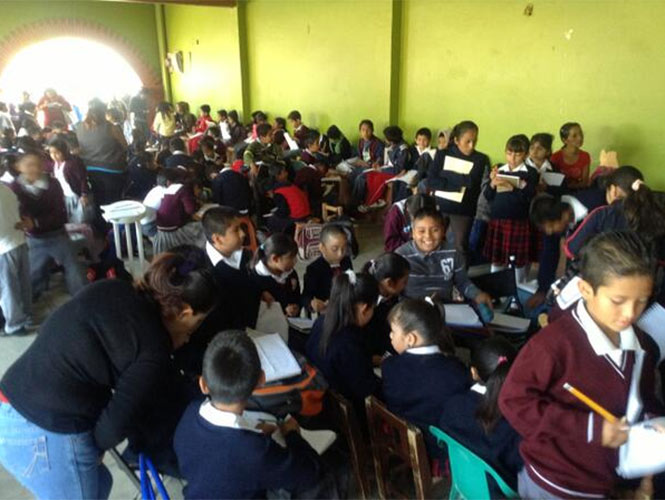 Alumnos tomaron clases en la explanada municipal de San Agustín en Oaxaca, ya que su escuela se encuentra cerrada y sus maestros de la sección 22 se localizan en el DF