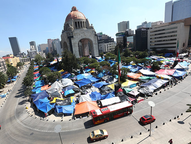 Campamento de la CNTE cumple 100 días en Monumento a la Revolución. Campamento de la CNTE cumple 100 días en Monumento a la Revolución.