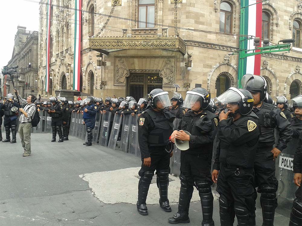 Granaderos de la SSPDF impidieron el paso de los manifestantes a las inmediaciones del Zócalo. Granaderos de la SSPDF impidieron el paso de los manifestantes a las inmediaciones del Zócalo.