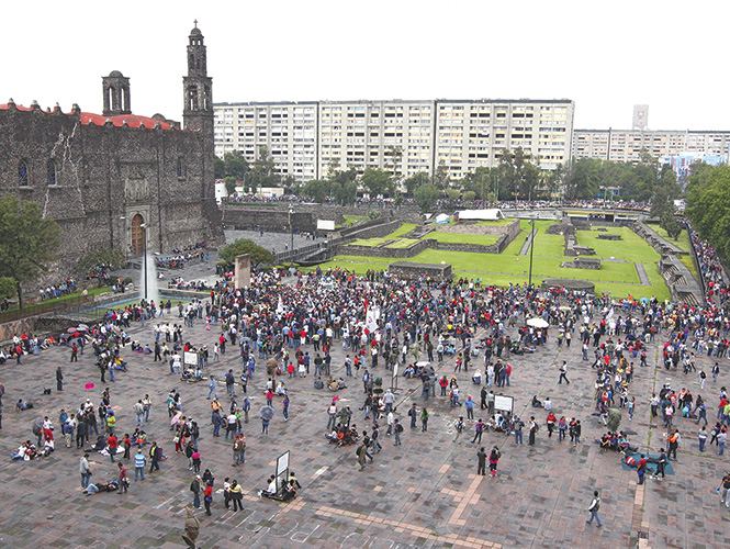 La movilazación de la CNTE, que terminaría en el Zócalo, fue desviada hacia la Plaza de las Tres Culturas, en Tlatelolco. Foto: Héctor López La movilazación de la CNTE, que terminaría en el Zócalo, fue desviada hacia la Plaza de las Tres Culturas, en Tlatelolco. Foto: Héctor López