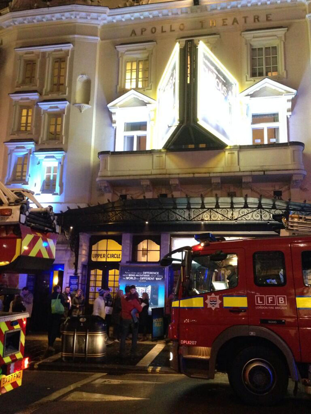 Las autoridades informaron que recibieron una llamada alrededor de las 20:15 GMT para reportar el colapso de un techo en el Teatro Apollo, de la avenida Shaftsbury, en el centro de Londres. / Foto: @_alexey_moskvin