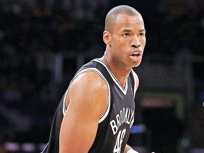 En poco más de 10 minutos de acción contra los Lakers, Jason Collins capturó dos rebotes y tuvo un robo de balón. Foto: AP