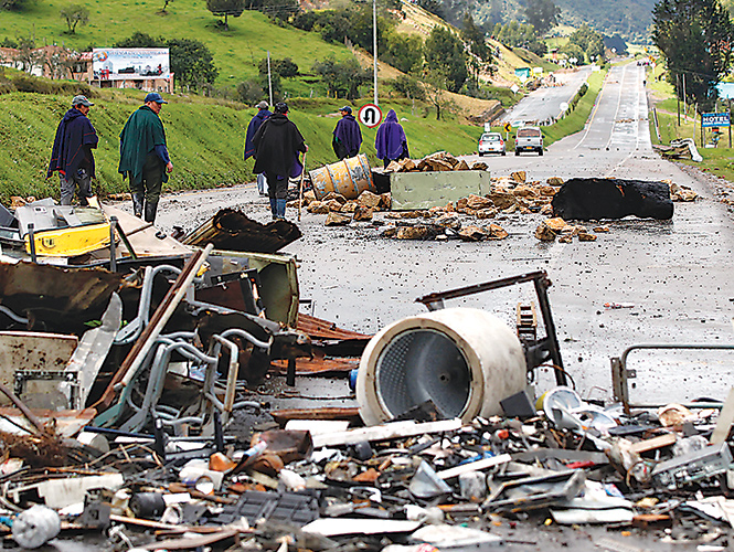Las manifestaciones de la semana pasada que convocaron campesinos terminaron en disturbios. Destruyeron varios objetos a su paso. Foto: AP Las manifestaciones de la semana pasada que convocaron campesinos terminaron en disturbios. Destruyeron varios objetos a su paso. Foto: AP