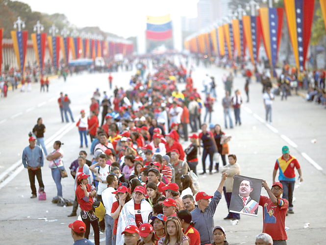Hasta ayer se mantenía la fila de miles de seguidores de Hugo Chávez que esperan para ver su cuerpo. Foto AP