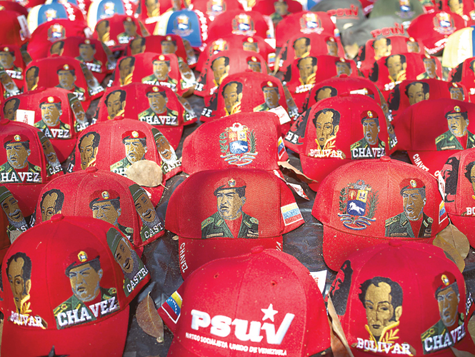 Afuera de la Academia Militar se venden gorras con la imagen de Chávez y la de Simón Bolívar. Foto: AFP