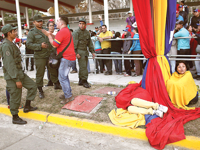 Cientos de policías resguardan la Academia Militar donde reposa el cadáver del líder venezolano. Foto AP