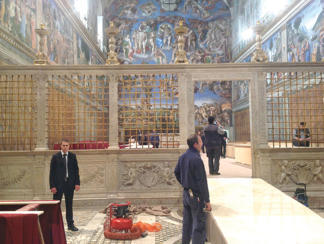 La Capilla Sixtina ya está casi a punto para que a partir del martes los 115 cardenales electores elijan al nuevo Pontífice. Foto: Notimex