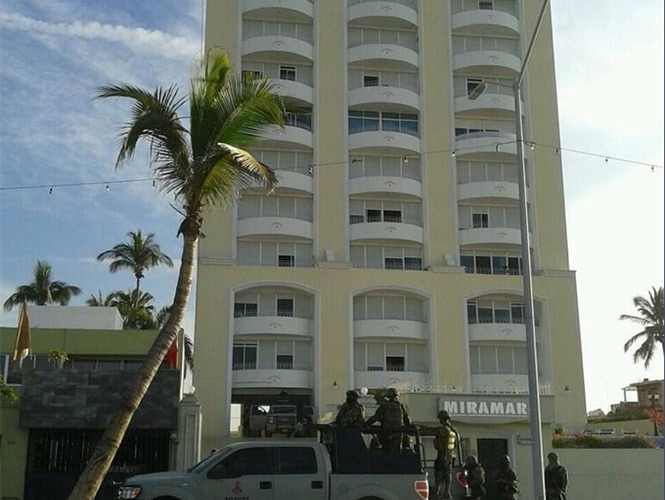 De manera extra oficial, se señaló que fue en el condominio Miramar en Mazatlán donde presuntamente se detuvo a Joaquín Guzmán.