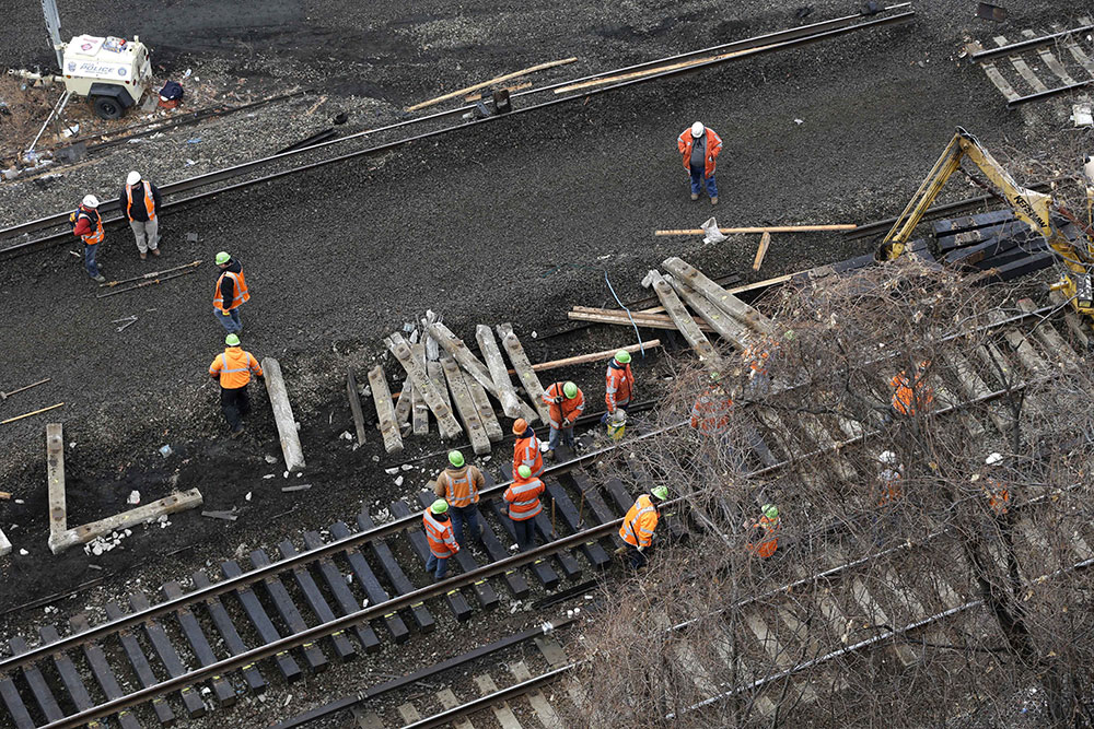 La NTSB reveló este lunes, a partir de los primeros informes preliminares recogidos de las dos cajas negras del tren accidentado, que el convoy circulaba a 132 kilómetros por hora en una zona limitada a 48 poco antes de descarrilar en el condado de El Bronx. / Foto: AP La NTSB reveló este lunes, a partir de los primeros informes preliminares recogidos de las dos cajas negras del tren accidentado, que el convoy circulaba a 132 kilómetros por hora en una zona limitada a 48 poco antes de descarrilar en el condado de El Bronx. / Foto: AP