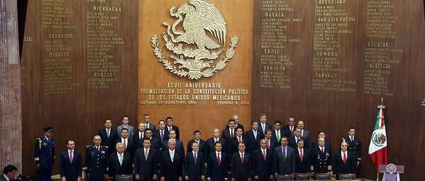 El gabinete legal y ampliado, 22 gobernadores, legisladores y dirigentes partidistas acompañaron al presidente Enrique Peña Nieto durante la conmemoración del 97 aniversario de la Constitución. El gabinete legal y ampliado, 22 gobernadores, legisladores y dirigentes partidistas acompañaron al presidente Enrique Peña Nieto durante la conmemoración del 97 aniversario de la Constitución.