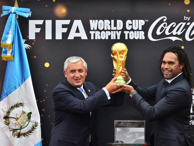 El presidente de Guatemala, Otto Pérez Molina y Christian Karembeu levantaron el trofeo en el país centroamericano (EFE)