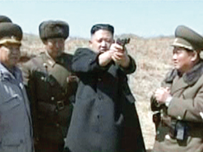 El líder norcoreano, Kim Jong-Un, prueba una pistola durante el entrenamiento del segundo batallón de su ejército. Foto: Reuters