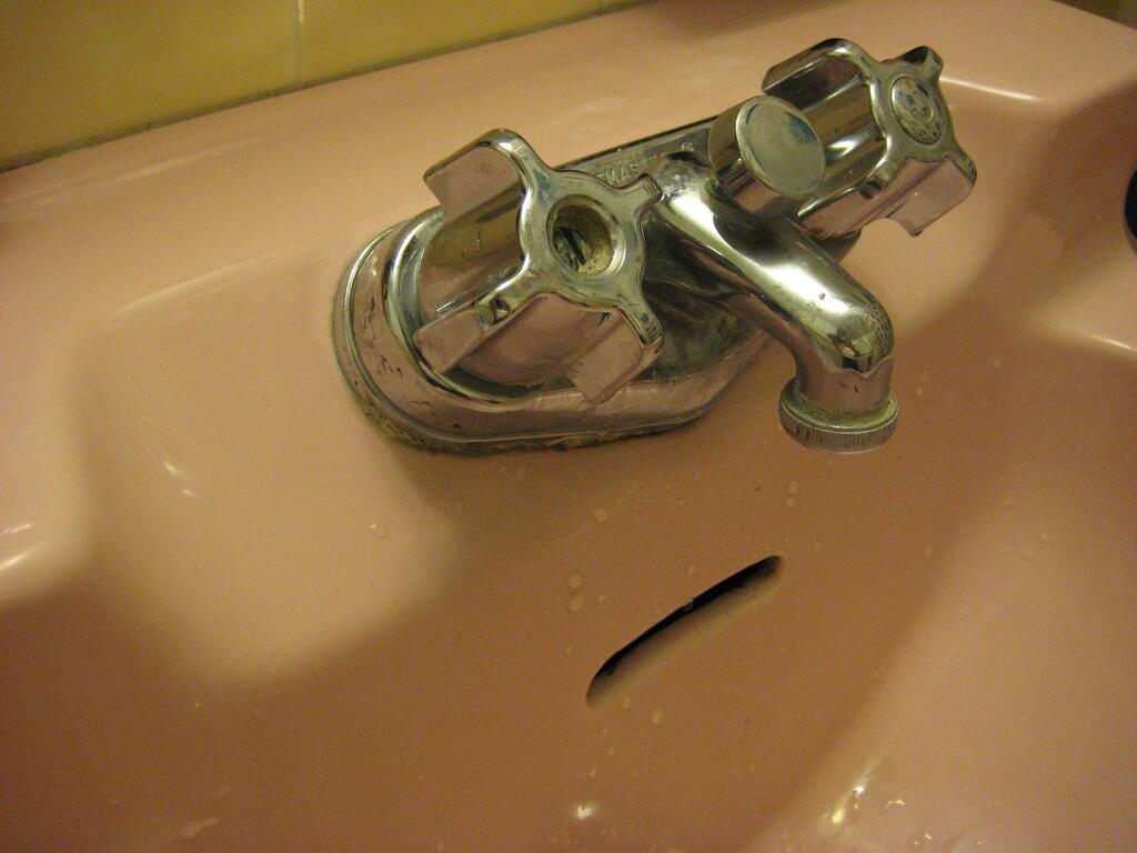 "El triste lavabo". "El triste lavabo".