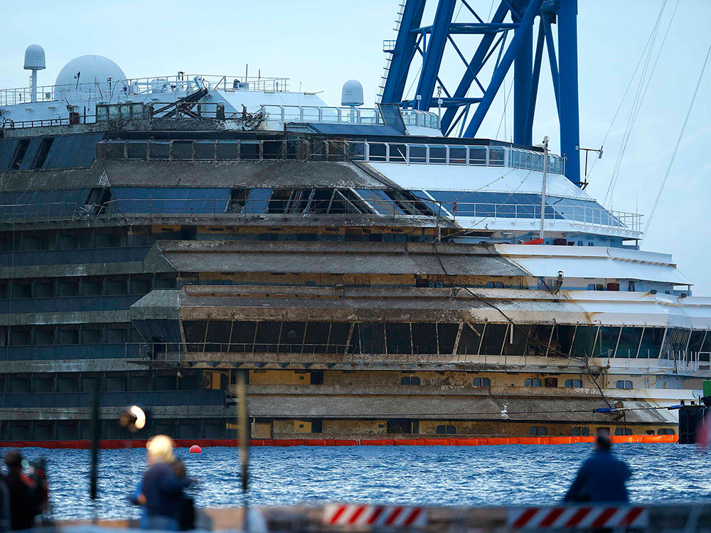 Restos, que se creen que son huesos humanos, fueron encontrados junto al crucero Costa Concordia, tras cuyo naufragio en enero de 2012 frente a la isla italiana del Giglio, que causó la muerte de 30 personas, aún quedan por localizar dos desaparecidos. / Foto: Reuters Restos, que se creen que son huesos humanos, fueron encontrados junto al crucero Costa Concordia, tras cuyo naufragio en enero de 2012 frente a la isla italiana del Giglio, que causó la muerte de 30 personas, aún quedan por localizar dos desaparecidos. / Foto: Reuters
