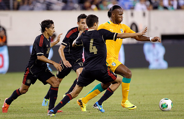 Drogba ingresó al campo y de inmediato preocupó a la zaga tricolor. (AP)