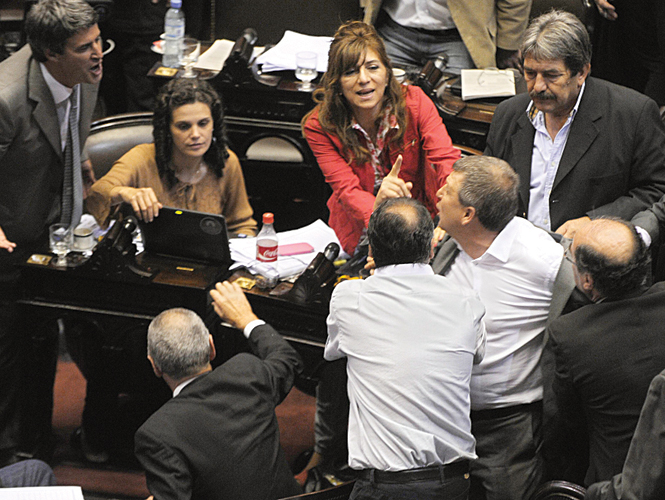 La votación en la Cámara de Diputados se realizó tras casi 21 horas de sesión, durante las cuales se desarrolló un muy extenso debate. Foto: AFP La votación en la Cámara de Diputados se realizó tras casi 21 horas de sesión, durante las cuales se desarrolló un muy extenso debate. Foto: AFP