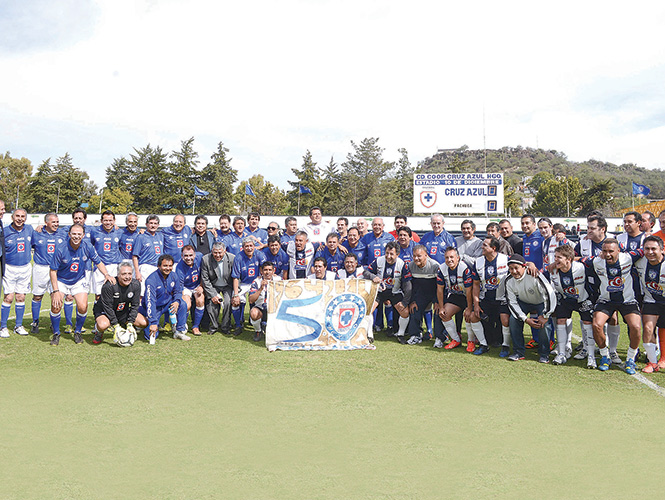 En el Estadio 10 de diciembre hubo un partido de festejo por los 50 años del Cruz Azul.Fotos: Mexsport y Archivo Excélsior