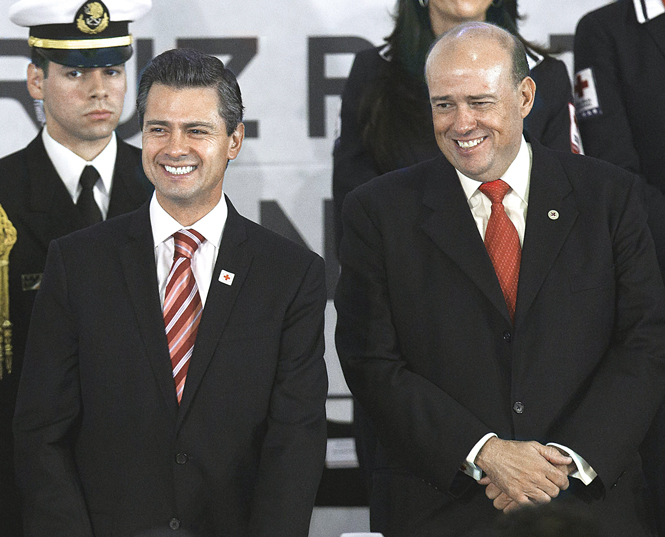 El presidente Enrique Peña Nieto tomó protesta al nuevo director de la Cruz Roja Mexicana, Fernando Suinaga Cárdenas, quien durante el acto destacó la labor de la benemérita institución y reconoció particularmente el desempeño de Olegario Vázquez Raña, presidente de Grupo Empresarial Ángeles, cuando estuvo al frente de la institución.